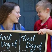 La tierna y adorable foto de madre e hijo durante el primer día de clases de ambos 