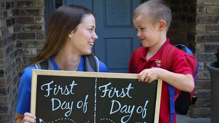 La tierna y adorable foto de madre e hijo durante el primer día de clases de ambos