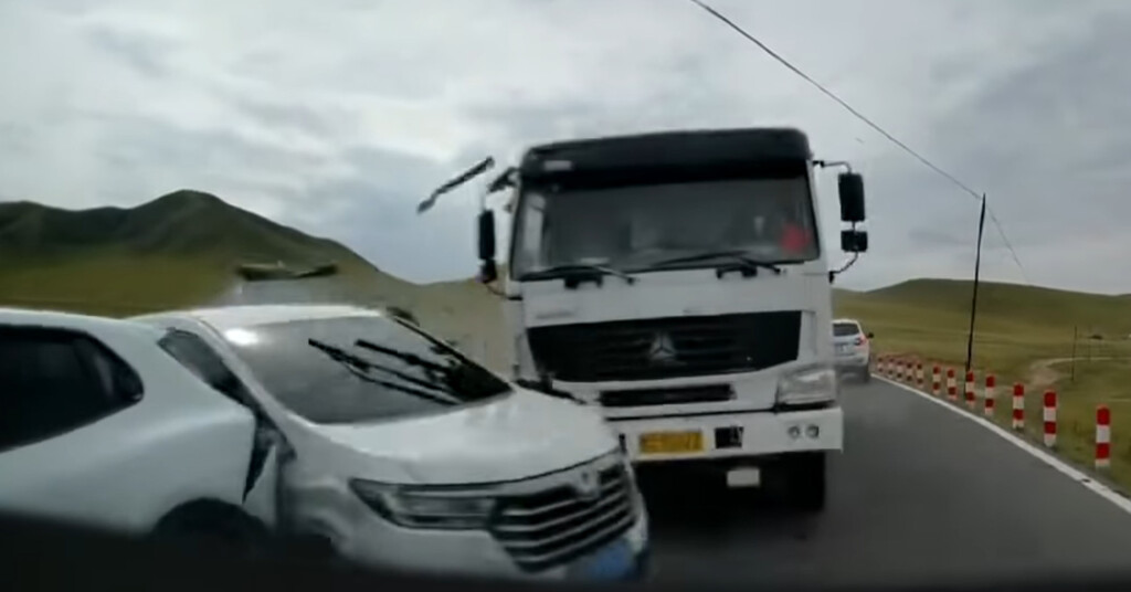 Un camión cargado de cemento se estrella contra un Xiaomi YU7 y el conductor del coche sale ileso a pesar del terrorífico impacto