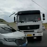 Un camión cargado de cemento se estrella contra un Xiaomi YU7 y el conductor del coche sale ileso a pesar del terrorífico impacto