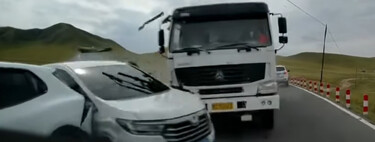 Un camión cargado de cemento se estrella contra un Xiaomi YU7 y el conductor del coche sale ileso a pesar del terrorífico impacto