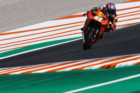 Brad Binder cierra la temporada de Moto2 con una victoria en Valencia ante otra caída de Álex Márquez