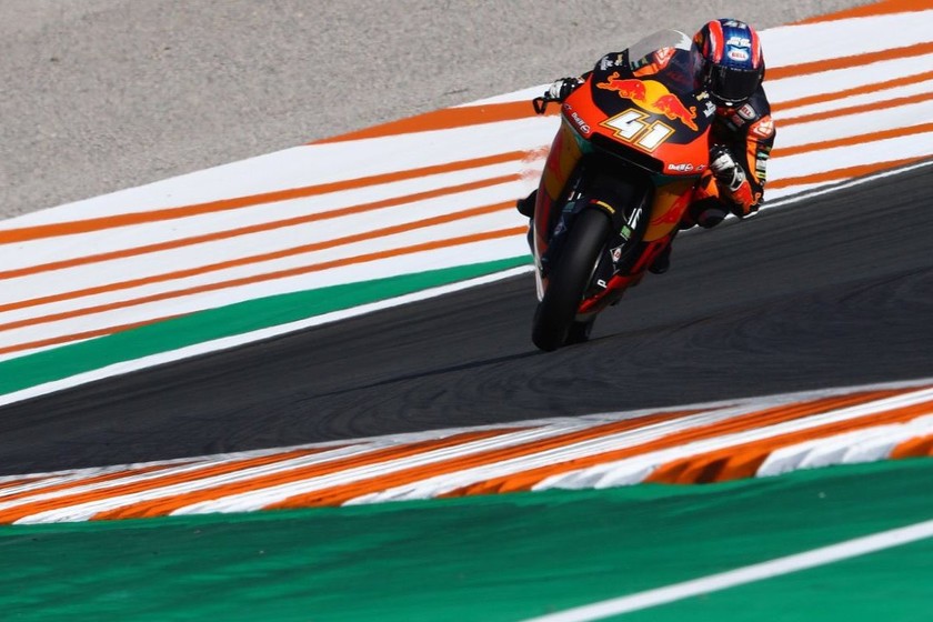 Brad Binder cierra la temporada de Moto2 con una victoria en Valencia ante otra caída de Álex Márquez - Motorpasión Moto