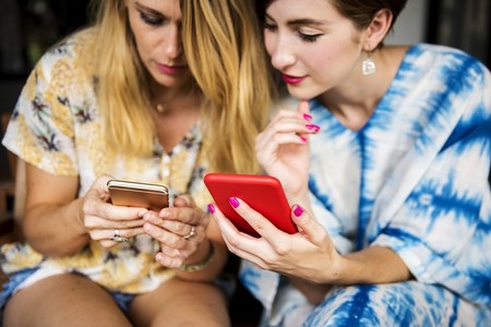 Amigas comparando sus compras online