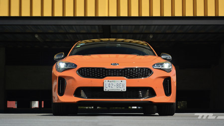 KIA Stinger GT 2020, a prueba: la infalible fórmula del V6 biturbo y tracción trasera (+ vs. cuatro rivales)