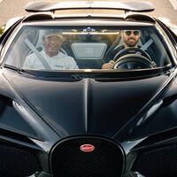 Ele recebeu seu Bugatti Mistral de cinco milhões e seu barco pesqueiro de 15 metros no mesmo dia. E colocou os dois para competir  