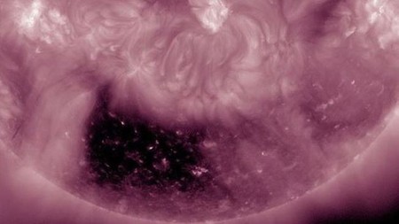 Descubierto un enorme cuadrado negro en la superficie del Sol
