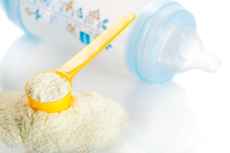 Lactalis anuncia la retirada en España de todos sus productos fabricados en la planta francesa afectada