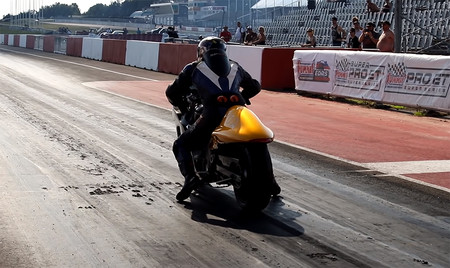 ¡Explosiva! Esta Suzuki Hayabusa con motor eléctrico de 200 CV iguala al Bugatti Chiron en el cuarto de milla