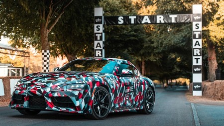 ¡Por fin! este es el Toyota Supra de producción atacando Goodwood