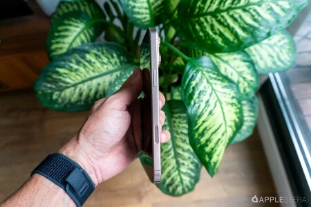 新しいiPhone 16 Proの側面にある触覚カメラコントロールボタン