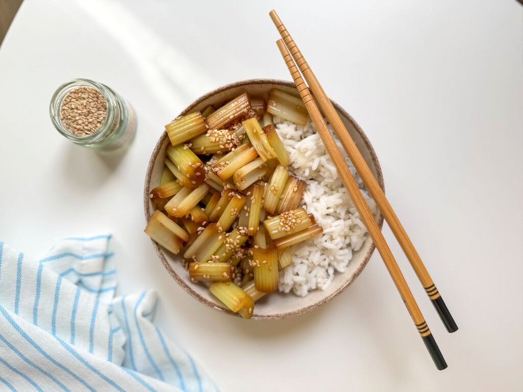 El apio y el toque de sésamo combinan muy bien en esta crujiente ensalada, inspirada en la cocina asiática