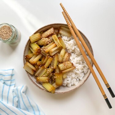 El apio y el toque de sésamo combinan muy bien en esta crujiente ensalada, inspirada en la cocina asiática 