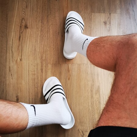 Cómodas para andar en casa: en otoño también se llevan las chanclas (incluso con calcetines) y éstas por menos de 20 euros son nuestras favoritas
