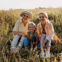 Las mujeres quedan más con la familia, los hombres con los amigos 