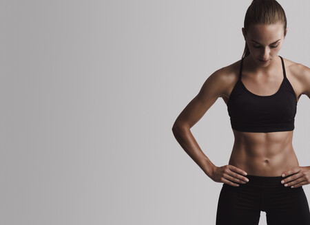 Si quieres un abdomen marcado, no basta con hacer abdominales: esto es todo lo que necesitas saber