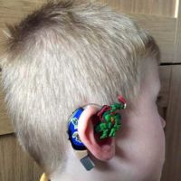 Una madre personaliza audífonos para que su hijo sordo esté orgulloso de llevarlos