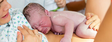 Si lo colocas sobre tu abdomen tras el parto, el bebé reptará instintivamente hasta tu pecho