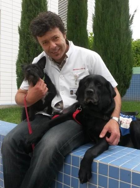 Francisco J. Lozano: "el vínculo humano-animal funciona como terapia en el proceso de recuperación de niños hospitalizados"