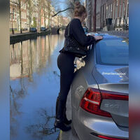 O aparcas bien o te caes al canal. Cada vez es más difícil encontrar sitio en Ámsterdam, así que las bicis están ganando terreno 