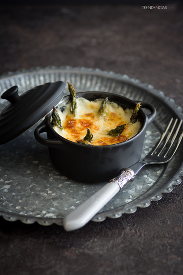 Cazuelita de espárragos, queso Emmental y jamón. Cena con estilo en poco más de media hora 