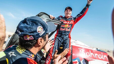 Carlos Sainz ficha por Audi: correrá el Dakar 2022 con un todoterreno híbrido y junto a Stéphane Peterhansel