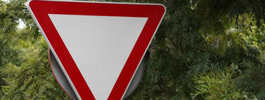 Qué significa la señal de un triángulo blanco y por qué ignorarla puede llevarte directo a un choque