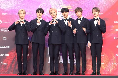 Las boy bands mejor vestidas en los Seoul Music Awards demuestran que el blanco y negro no aburre en la alfombra roja