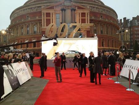 Daniel Craig y muchos famosos más dejan el centro de Londres patas arriba en la premiere de Skyfall