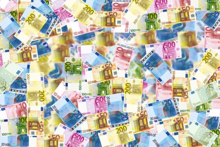 ¿Cuándo dinero falso se debería falsificar para que tuviera impacto en el mundo?