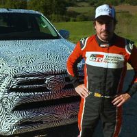 Fernando Alonso probó la nueva Toyota Hilux 2021 en su hábitat natural
