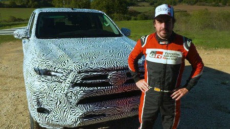 Fernando Alonso probó la nueva Toyota Hilux 2021 en su hábitat natural