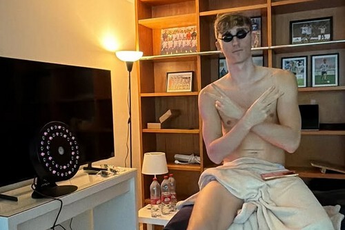 Huijsen tiene una lámpara de 1.000 euros que promete hackearle el cuerpo y la mente