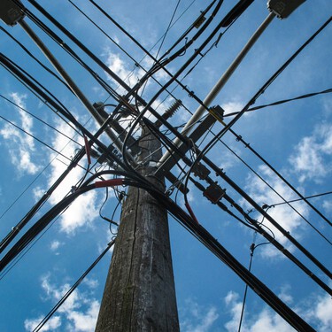 El incendio de Los Gallardos acaba de poner sobre la mesa un problema enorme: España está llena de cables que "no son de nadie" 