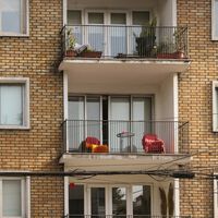 Los arquitectos coinciden: los bloques de viviendas con más de 20 años suelen tener humedades y problemas de aislamiento, y conviene hacer la prueba del papel de aluminio 