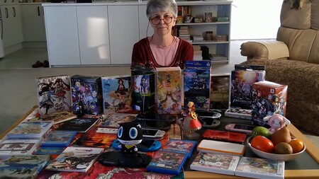 Esta entrañable abuela eres tú enseñando tu colección de juegos a tus nietos dentro de 50 años