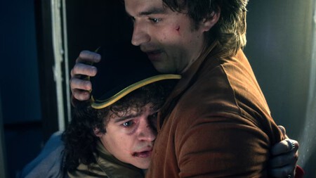 Joe Keery S Steve Hugging Gaten Matarazzo S Dustin Looking Distraught In Stranger Things Season 5
