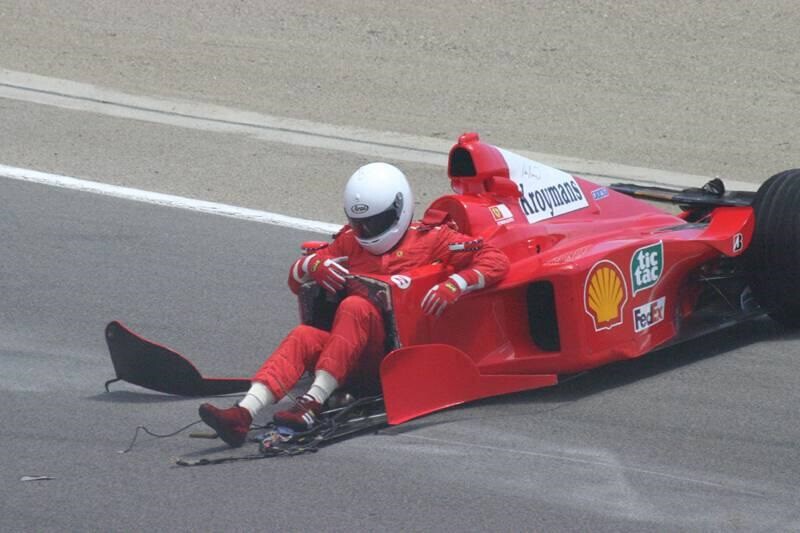 La historia detrás del meme más famoso de la F1. Cómo un piloto partió un Ferrari por la mitad y se quedó con las piernas al aire 