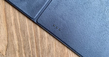 Smart Keyboard Folio の Smart Connector。