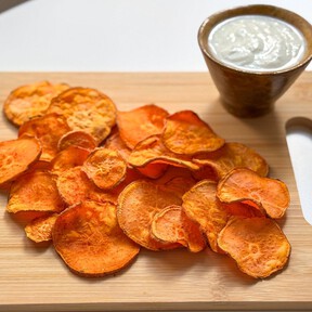 Chips de boniato, una rica receta para sumar a la mesa de picoteo 