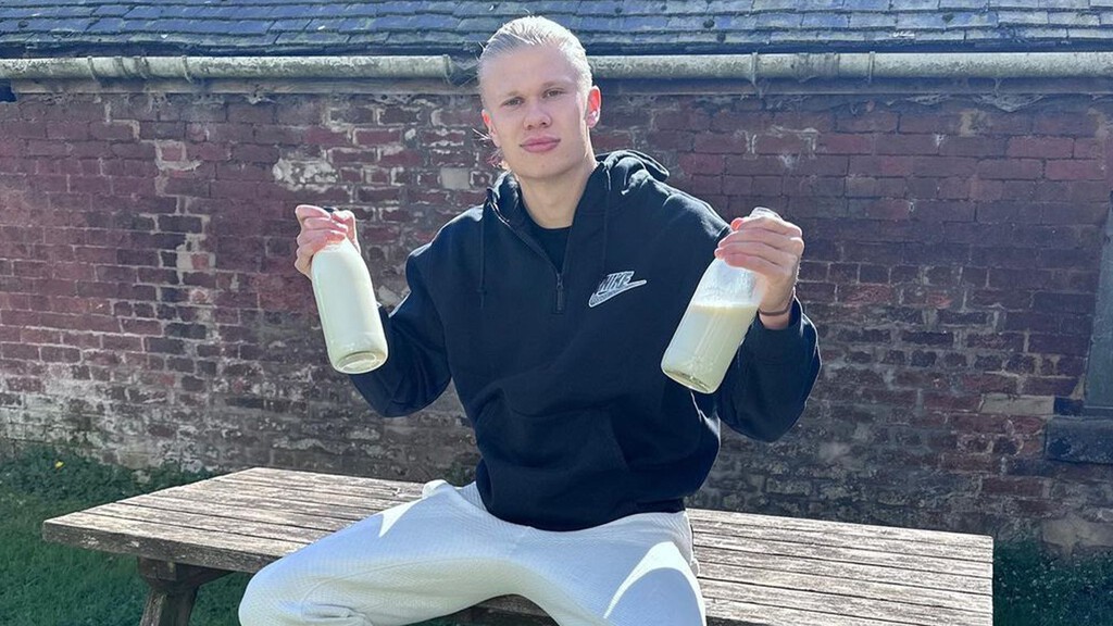 La leche cruda que bebe Haaland está autorizada y regulada. Aun así, en tu cocina puede convertirse en un problema serio  