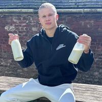 La leche cruda que bebe Haaland está autorizada y regulada. Aun así, en tu cocina puede convertirse en un problema serio  