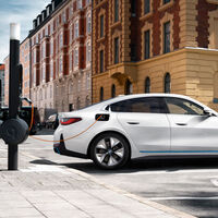 El BMW i4 más barato llega a rebufo del Tesla Model 3, pero sigue siguiendo 11.000 euros más caro