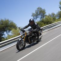 ¡Pedazo de rugido! La Triumph Thruxton RS enseña en este vídeo su cara más potente y divertida