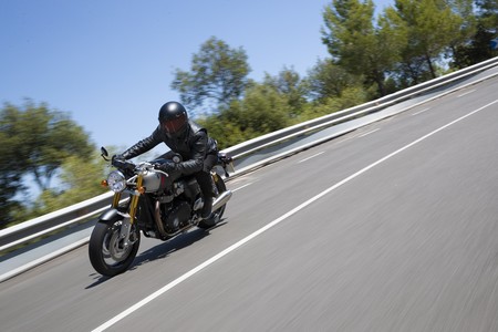 ¡Pedazo de rugido! La Triumph Thruxton RS enseña en este vídeo su cara más potente y divertida