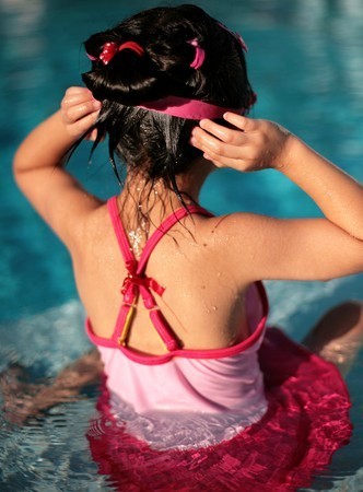 niña piscina
