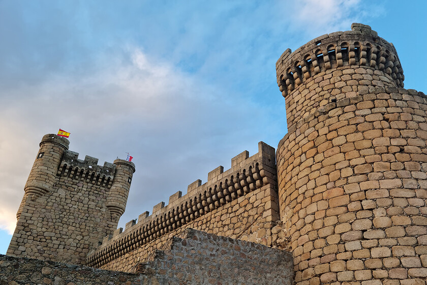 Con castillo, Parador y vistas a la Sierra de Gredos: el pueblo toledano que sorprende con buenos restaurantes a hora y media de Madrid
