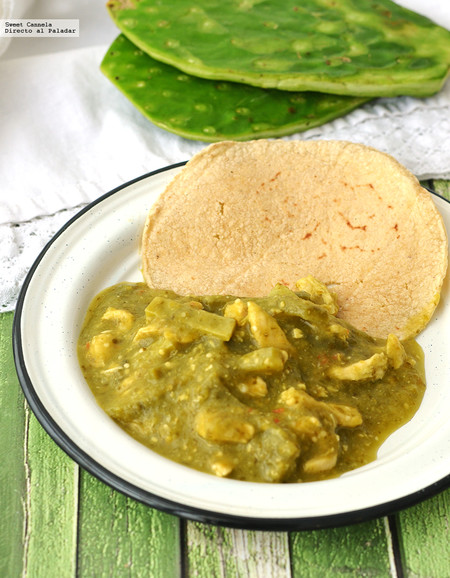 Pollo en salsa verde con nopales. Receta tradicional mexicana