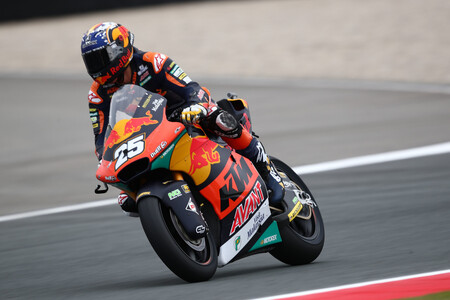 Raúl Fernández no se rinde: remonta en Assen para llevarse una victoria épica que le reengancha al mundial