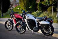 Fabricando una Brammo Enertia en la factoría de Hungría